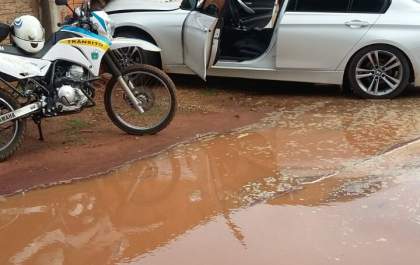 BMW bate e destrói muro de residência em Três Lagoas