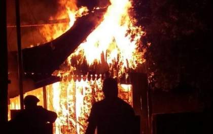 Incêndio destrói imóvel abandonado ao lado de depósito de gás