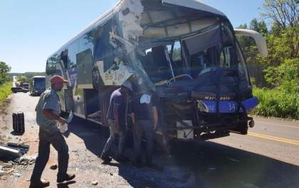 Carreta e ônibus de viagem colidem e deixam 14 feridos em Três Lagoas
