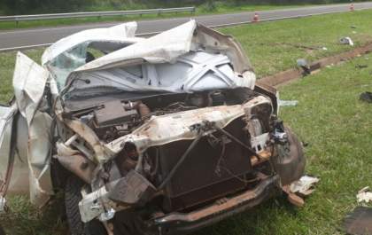 Motorista de 27 anos fica em estado grave ao bater caminhonete e capotar