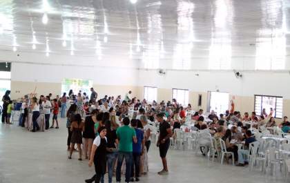 Centenas de pessoas participam do almoço do Fundo Social de Andradina