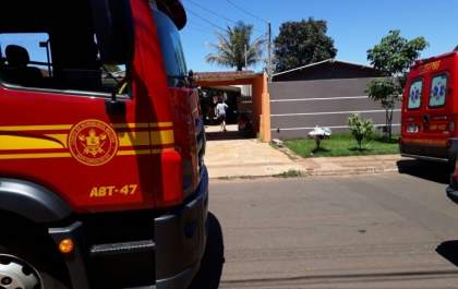 Residência pega fogo e curto circuito pode ter causado incêndio