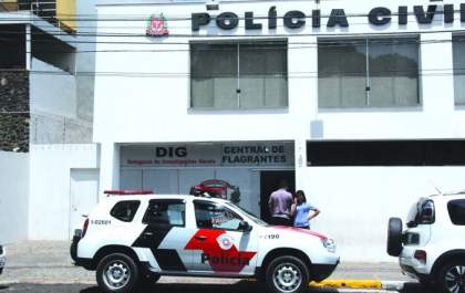 Idoso é preso acusado de abusar de duas crianças