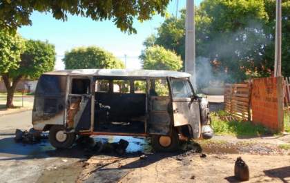 Internautas flagram veículo pegando fogo no bairro Interlagos em Três Lagoas
