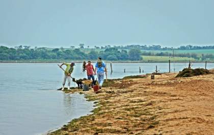 Prefeitura providencia retirada de algas da praia toda semana