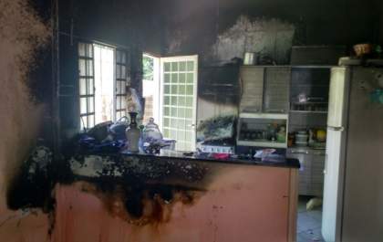 Panela pega fogo e bombeiros evitam incêndio em residência em Três Lagoas