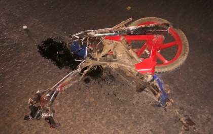 Motociclista morre após colidir com caminhonete e ser atropelado por caminhão