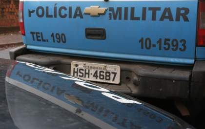 Homem é preso após abaixar a calça para duas mulheres na rua