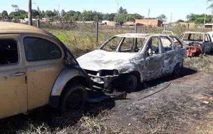 Morador atea fogo em terreno e chamas atingem e destroem carros