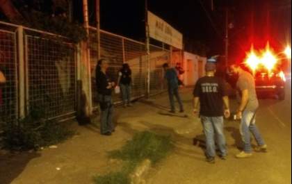 Ladrão é baleado por policiais em tentativa de assalto em frente a shopping