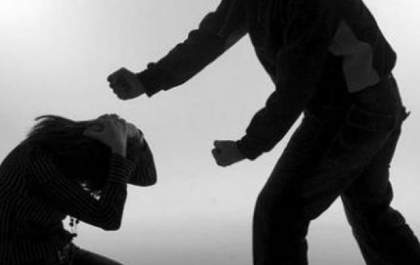 Esposa é espancada com cabo de rodo e expulsa de casa com bebê e duas crianças