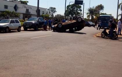 Duster capota na avenida Capitão Olinto Mancini em Três Lagoas