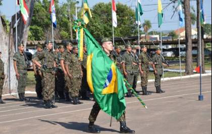 3ª Bateria de Artilharia Antiaérea realiza solenidade em comemoração ao Dia da Bandeira na Praça Ramez Tebet em Três Lagoas