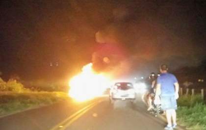 Aposentado provoca duas batidas e Micro-Ônibus pega fogo em Vicinal de Araçatuba