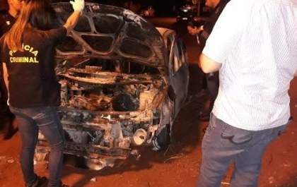Corpo é encontrado algemado dentro de carro em chamas em MS