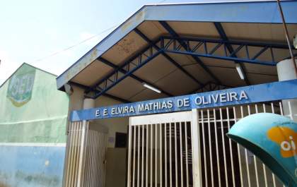 Mulher xinga guardas ao defender filho flagrado com faca em escola