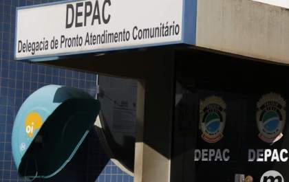 Flagrada pichando muro com maquiagem, jovem vai parar na delegacia