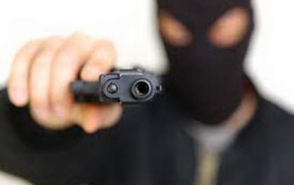 Ladrões com toucas ninjas roubam posto de combustível na madrugada