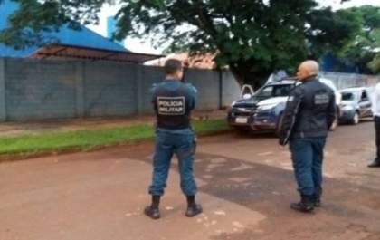 Travesti é encontrada morta em calçada