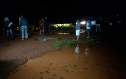 Homem se joga de moto em movimento para não ser atropelado e acaba morrendo