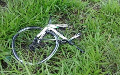 Motorista é preso após atropelar ciclistas em acostamento