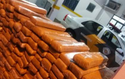 Rodoviária apreende Siena com 300 quilos e maconha e infantaria mais 26 em assentamento
