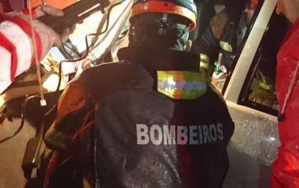 Homem fica preso as ferragens ao colidir contra caminhão na BR-262 em Três Lagoas