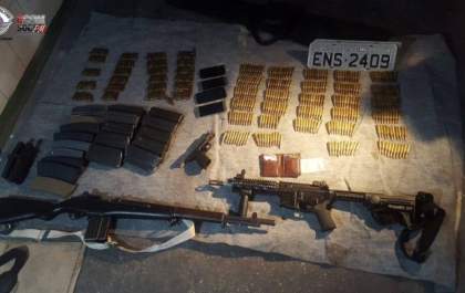 Polícia faz apreensão de fuzis, coletes, explosivos e viatura fake da Federal