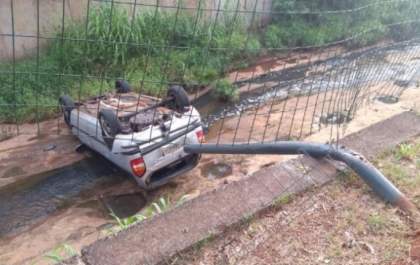 Carro cai em valeta e deixa motorista ferido