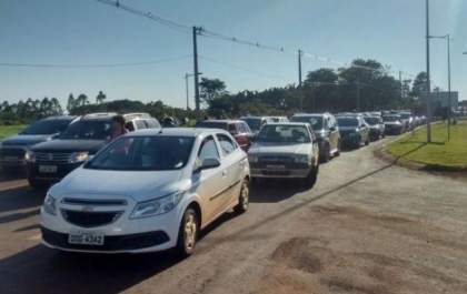 Servidores da UFGD em greve bloqueiam rodovia