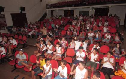 Alunos do Youssef e Mauro Roberto se divertem com peças teatrais