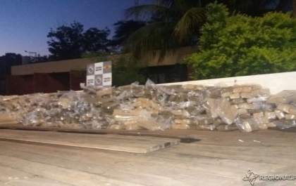 Motorista é preso com quase 1 tonelada de maconha em fundo falso de caminhão