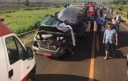 Van desvia de ciclista, bate em carreta e motorista morre na MS-276