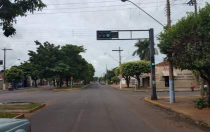 Poda de árvores desobstrui sinalização de trânsito em Três Lagoas