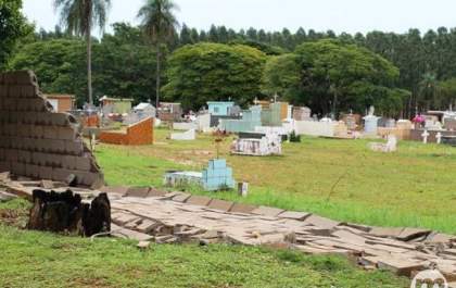 Fortes ventos causam estragos em casas e no cemitério de Ivinhema
