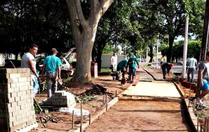Reeducandos executam obras de calçamento na Lagoa Maior em pleno domingo
