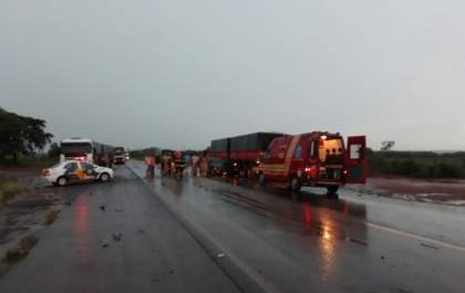 Quatro pessoas ficam feridas em acidente entre carreta e veículo de passeio