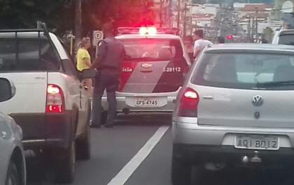 Em Andradina: Acidente paralisa trânsito no centro comercial