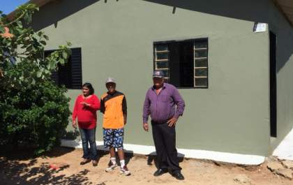 Após grave depressão por conta de incêndio, mulher recebe casa reformada