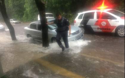 PMs salvam idoso em Kombi arrastada pela água da chuva