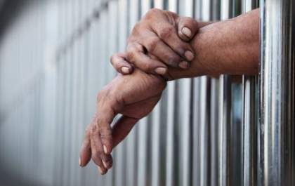 Objetos na sola do pé, colados ao corpo ou inseridos nos órgãos genitais: vale tudo para burlar os presídios