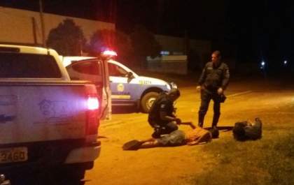 Adolescentes trocam tiros com policiais após roubo de camionete