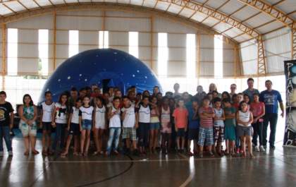 Crianças da rede municipal de Andradina vivem experiências em Planetário