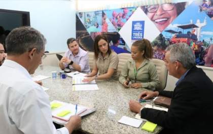 Prefeito recebe representantes da Eldorado Brasil em seu Gabinete