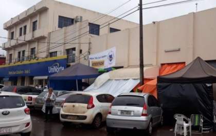 Brasileiros acampam em faculdade à espera de vaga no curso de medicina