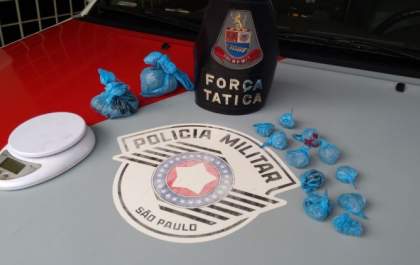 Força Tática prende homem de 22 anos saindo com drogas de casa
