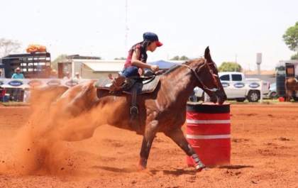 Os 14 anos de “Camila” amazona apaixonada pelo esporte dos três tambores