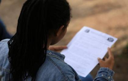 Estudante denuncia colega por piadas racistas