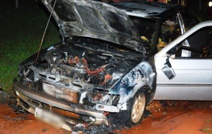 Automóvel fica destruído após incêndio e família sai ilesa