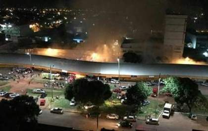 Incêndio destrói barracas de centro comercial na fronteira com o Paraguai